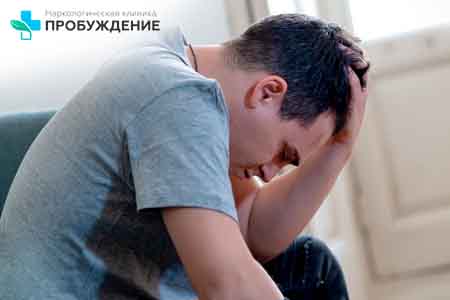 Психические расстройства при апатии Мужчина держится за голову