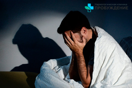 Как проявляется бессонница Мужчина в кровати