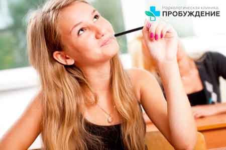 Признаки СДВГ Девушка за партой в классе