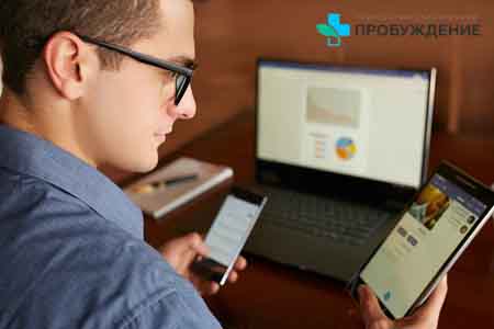 Симптомы СДВГ у взрослых Мужчина с телефоном в руке