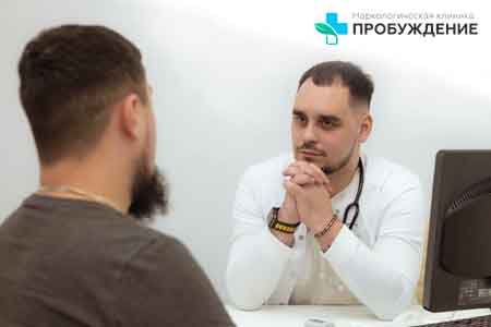 Лечение СДВГ в частной клинике Мужчина на приёме психотерапевта