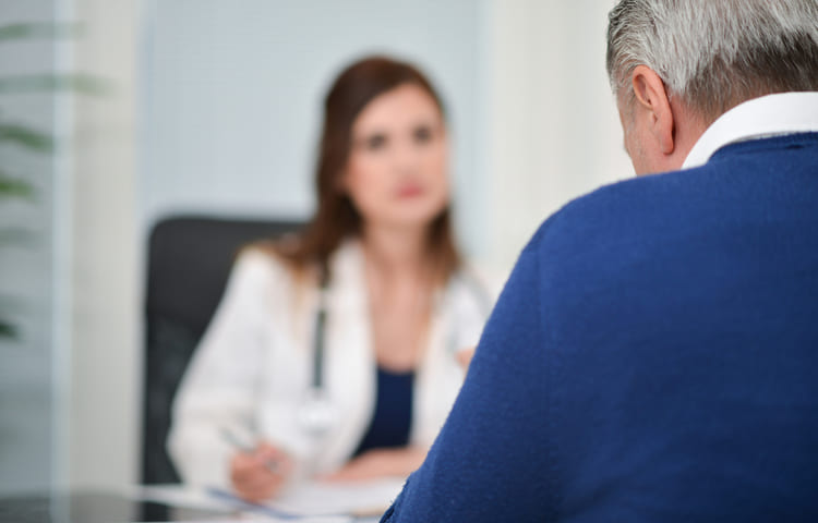 Врач принимает клиента Анонимное лечение наркомании