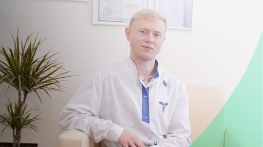 Лечение в стационаре Врач в белом костюме в кресле