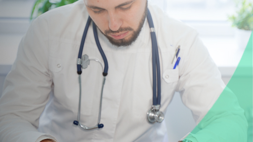 Диагностика гипомании Врач в белом халате за столом