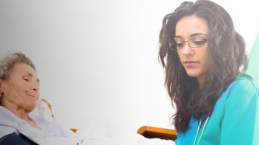 Лечение в стационаре Пациентка в больничной койке и врач рядом