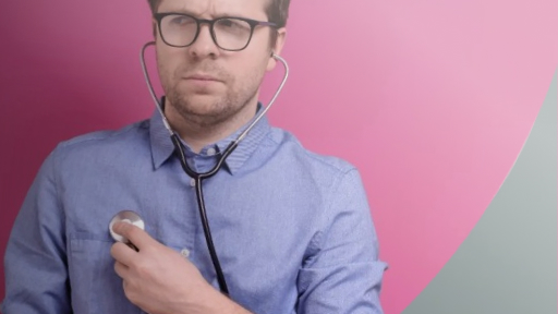 Что такое ипохондрия Мужчина со стетоскопом