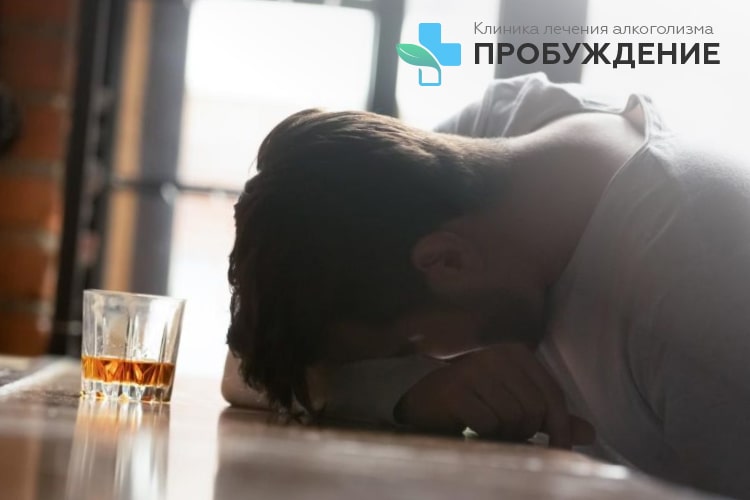 Когда нужна капельница от алкоголя Мужчина спит на стойке бара