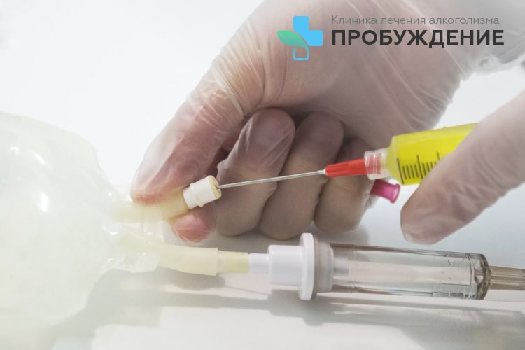 Этапы постановки капельницы от наркозависимости Руки в перчатках подготавливают инфузию