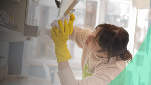 Типы ОКР Женщина протирает мебель на кухне