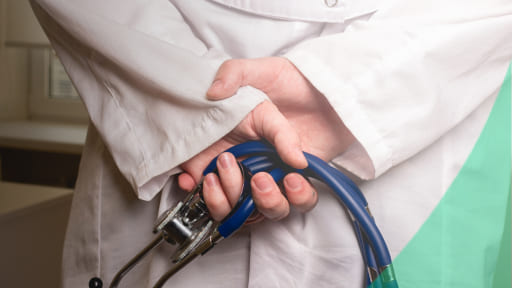 Лечение в стационаре Стетоскоп в руках врача