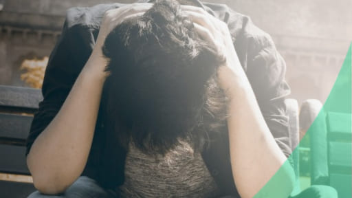 Стадии развития болезни Мужчина держится руками за голову