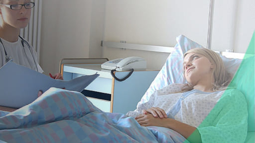 Лечение в стационаре Пациентка на кушетке в больнице