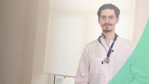 Диагностика ПТСР Врач в белом халате возле окна