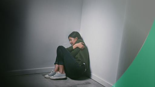 Что такое ПТСР Девушка сидит в комнате на полу